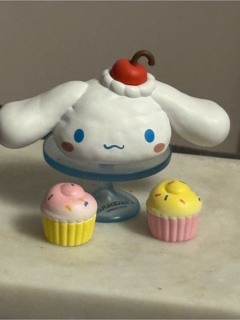🧁 Sanrio Cinnamoroll Figure on Base with 2 Cupcakes 🧁